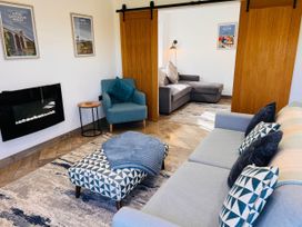 A living room with a sofa and an ottoman at the property in 