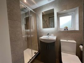 A bathroom with a shower, sink, and toilet at the property