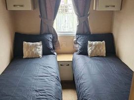 A bedroom with two beds and a window at the property in 