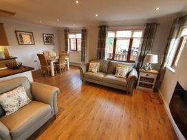 A living room with seating and dining area at Stunning 2 Bedroom Pet Friendly Lodge in Bridlington