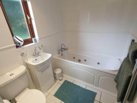A bathroom with a bathtub and sink at Stunning 2 Bedroom Pet Friendly Lodge in Bridlington