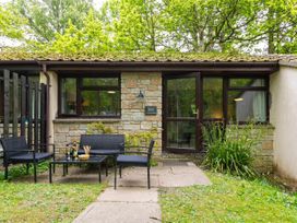 An outdoor seating area with chairs and table at Painters Cottage 2Bed Chalet Free Leisure Passes Near St Ives