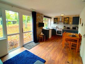 A kitchen with a dining table and chairs at Painters Cottage 2Bed Chalet Free Leisure Passes Near St Ives