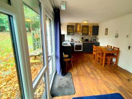 A kitchen with a table and chairs at Painters Cottage 2Bed Chalet Free Leisure Passes Near St Ives