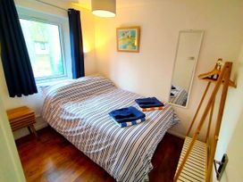 A bedroom with a bed and window at Painters Cottage 2Bed Chalet Free Leisure Passes Near St Ives