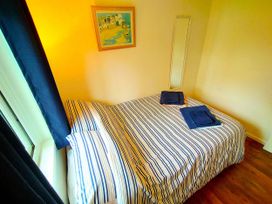 A bedroom with a bed and towels at Painters Cottage 2Bed Chalet Free Leisure Passes Near St Ives