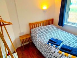 A bedroom with a bed and towels on a nightstand at Painters Cottage 2Bed Chalet Free Leisure Passes Near St Ives
