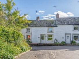 A cottage exterior view with garden at Cosy cottage near scenic walks and country pub in Penrith