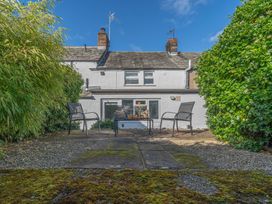 A garden with chairs and a table at Cosy cottage near scenic walks and country pub in Penrith