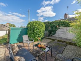 A garden with a table and chairs at Cosy cottage near scenic walks and country pub Penrith