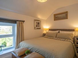 A bedroom with a bed and lamps at Cosy cottage near scenic walks and country pub, Penrith