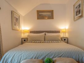 A bedroom with a bed and bedside tables at Cosy cottage near scenic walks and country pub in Penrith