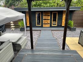 A garden with outdoor seating and a lodge in Luxury 2 bedroom Lodge in rural lincolnshire Kirton
