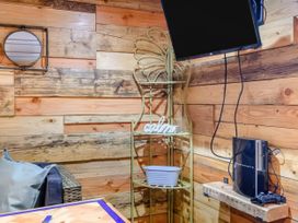 A snug with a television and gaming console at Luxury 2 bedroom Lodge in rural lincolnshire, Kirton