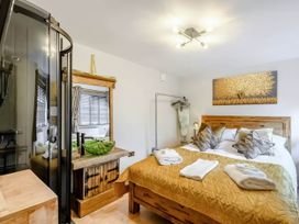 A bedroom with a bed and shower at Luxury 2 bedroom Lodge in rural lincolnshire