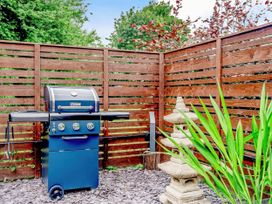 A barbecue grill in a garden area at Luxury 2 bedroom Lodge in rural lincolnshire