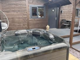 A hot tub and outdoor seating area at Luxury 2 bedroom Lodge in rural lincolnshire Kirton