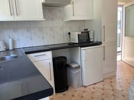 A kitchen with cupboards and appliances at Bungalow Sleeps 2 Parking in Newquay
