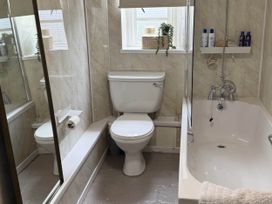 A bathroom with a toilet and bathtub at Cotswolds Castle Sleeps 8 with Enclosed Garden in Banbury