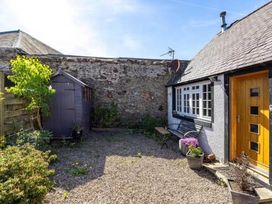 A garden with a gravel path, shed, and plants at 2 Bed Cottage Sleeps 4 Parking Wifi Darnick
