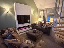 A living room with a television and fireplace at 2 Bed Cottage Sleeps 4 Parking Wifi Darnick