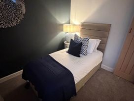A bedroom with a single bed and bedside lamp at 2 Bed Cottage Sleeps 4 Parking Wifi Darnick