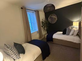 A bedroom with two beds and a plant at 2 Bed Cottage Sleeps 4 Parking Wifi Darnick