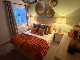 A bedroom with a bed and decorative pillows at 2 Bed Cottage Sleeps 4 Parking Wifi Darnick