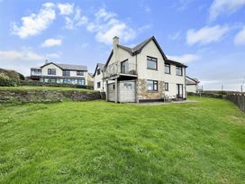 A house with a garden and balcony at Porthleven Coastal Retreat with 5 Bedrooms Porthleven