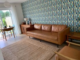 A living room with a sofa and dining table at 2 Bed Sleeps 4 Parking Pets 10 min walk to Beach in Falmouth