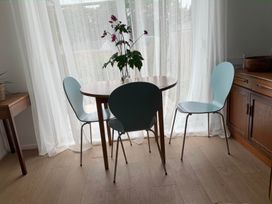 A dining room with a table and chairs at 2 Bed Sleeps 4 Parking Pets 10 min walk to Beach Falmouth