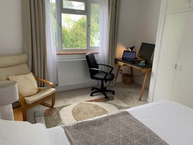 A bedroom with a desk and chair at 2 Bed Sleeps 4 Parking Pets 10 min walk to Beach Falmouth