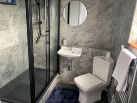 A bathroom with a shower, sink, and toilet at 2 Bed Sleeps 4 Parking Pets 10 min walk to Beach Falmouth