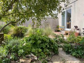 A garden with plants and a bench at 2 Bed Sleeps 4 Parking Pets 10 min walk to Beach, Falmouth