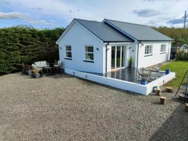 An outdoor area with a gravel patio and chairs at Aberporth 2 Bed Cottage Sleeps 4 Pet Friendly Parcllyn near Aberporth