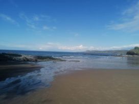 A beach with sand and ocean waves at Aberporth 2 Bed Cottage Sleeps 4 Pet Friendly Parcllyn near Aberporth