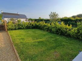 A garden with grass and a hedge at Aberporth 2 Bed Cottage Sleeps 4 Pet Friendly Parcllyn near Aberporth