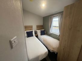 A bedroom with two single beds at 8 Guests Swimming Pool 1min to the Beach Heacham