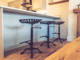 Three bar stools at a counter in a kitchen at 3Bed Cottage Plymouth Dog friendly Sleeps7, Plymouth