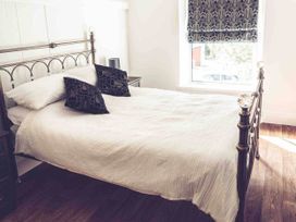 A bedroom with a bed and pillows at 3Bed Cottage Plymouth Dog friendly Sleeps7 in Plymouth