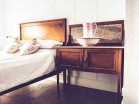 A bedroom with a bed and washstand featuring a pitcher and bowl at 3Bed Cottage Plymouth Dog friendly Sleeps7, Plymouth
