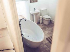 A bathroom featuring a bathtub, sink, and toilet at 3Bed Cottage Plymouth Dog friendly Sleeps7, Plymouth