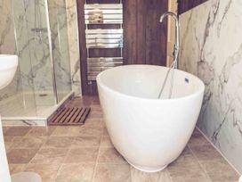A bathroom featuring a bathtub, shower, toilet, and sink at 3Bed Cottage Plymouth Dog friendly Sleeps7, Plymouth