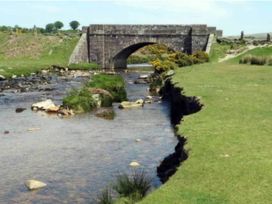 A bridge over a river in a grassy area at 3Bed Cottage Plymouth Dog friendly Sleeps7 Plymouth