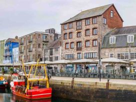 A harbor with buildings and a boat at 3Bed Cottage Plymouth Dog friendly Sleeps7 Plymouth