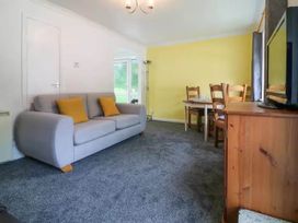 A living room with a sofa and dining table at 2 Bed Cottage Sleeps 4 Pets Parking Wifi Near Liskeard