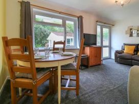 A living room with a dining table and sofa at 2 Bed Cottage Sleeps 4 Pets Parking Wifi Near Liskeard