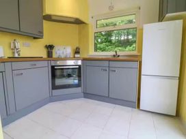 A kitchen with cabinets and appliances at 2 Bed Cottage Sleeps 4 Pets Parking Wifi Near Liskeard