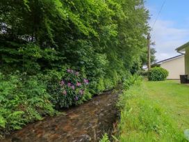 A garden with a stream and flowers near the house at 2 Bed Cottage Sleeps 4 Pets Parking Wifi near Liskeard