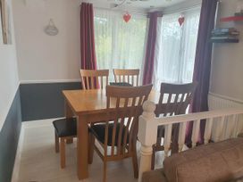 A dining room with a table and chairs at Fleetwood
